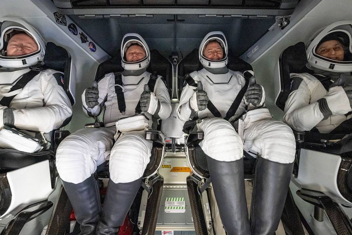 Astronautas varados en el espacio regresan triunfantes a la tierra