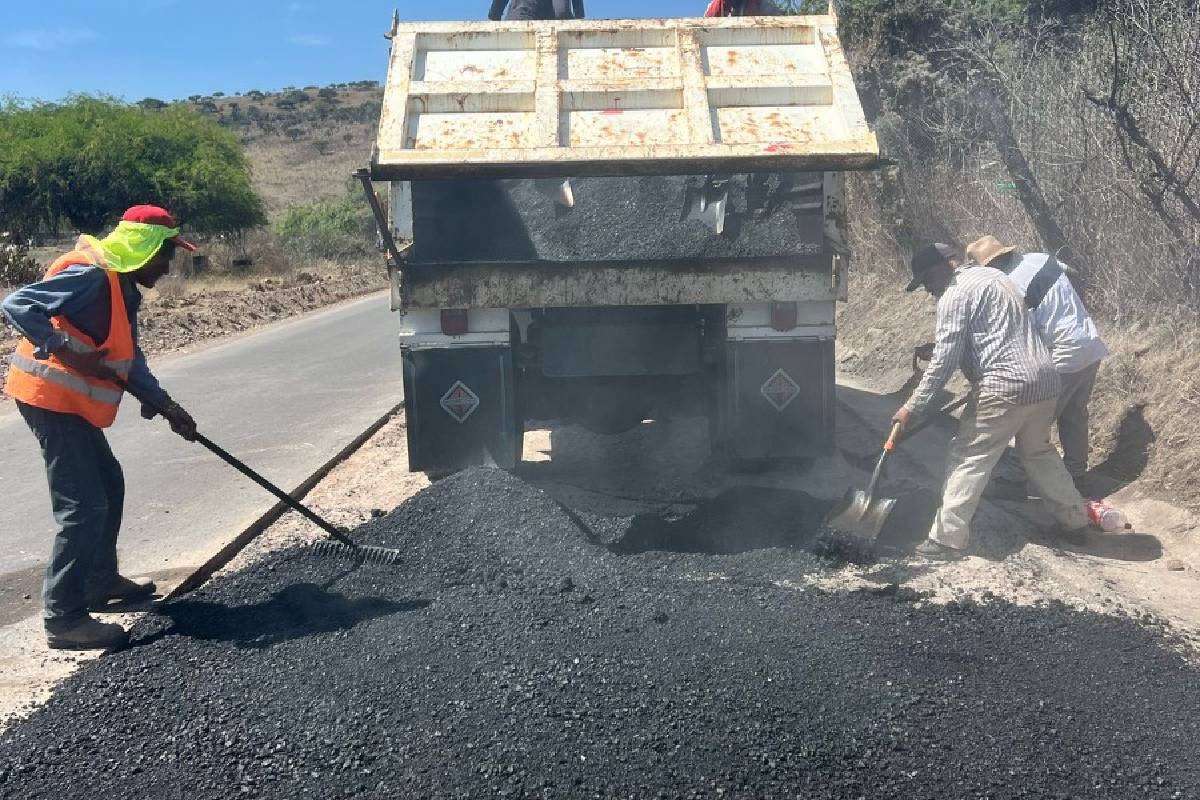 La superficie atendida hasta el momento es de un millón 233 mil 400 metros cuadrados, y para ello se han utilizado 198 mil 600 toneladas de mezcla asfáltica.