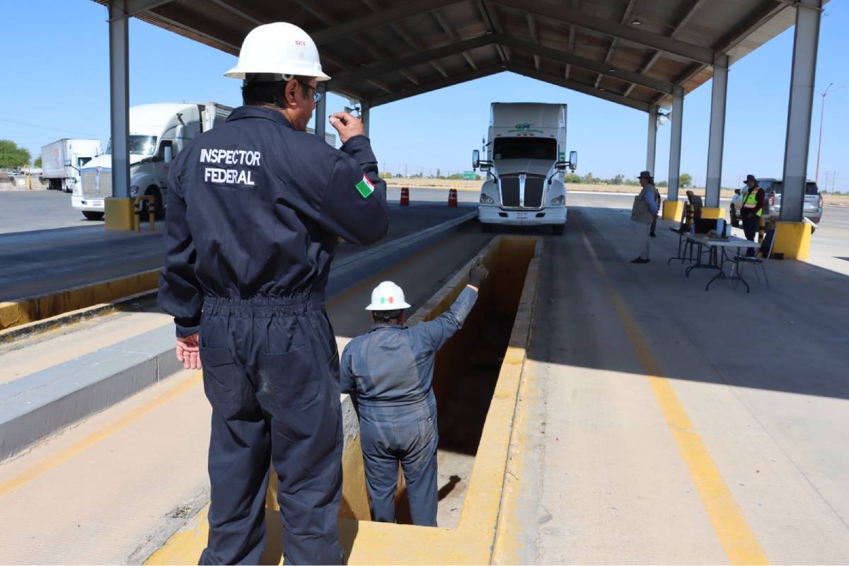 Inspectores del autotransporte federal adscritos al Centro SICT Baja California, recibieron capacitación sobre los procedimientos para realizar revisiones físico-mecánicas del autotransporte de carga, conforme a las normas internacionales de México, Estados Unidos y Canadá.