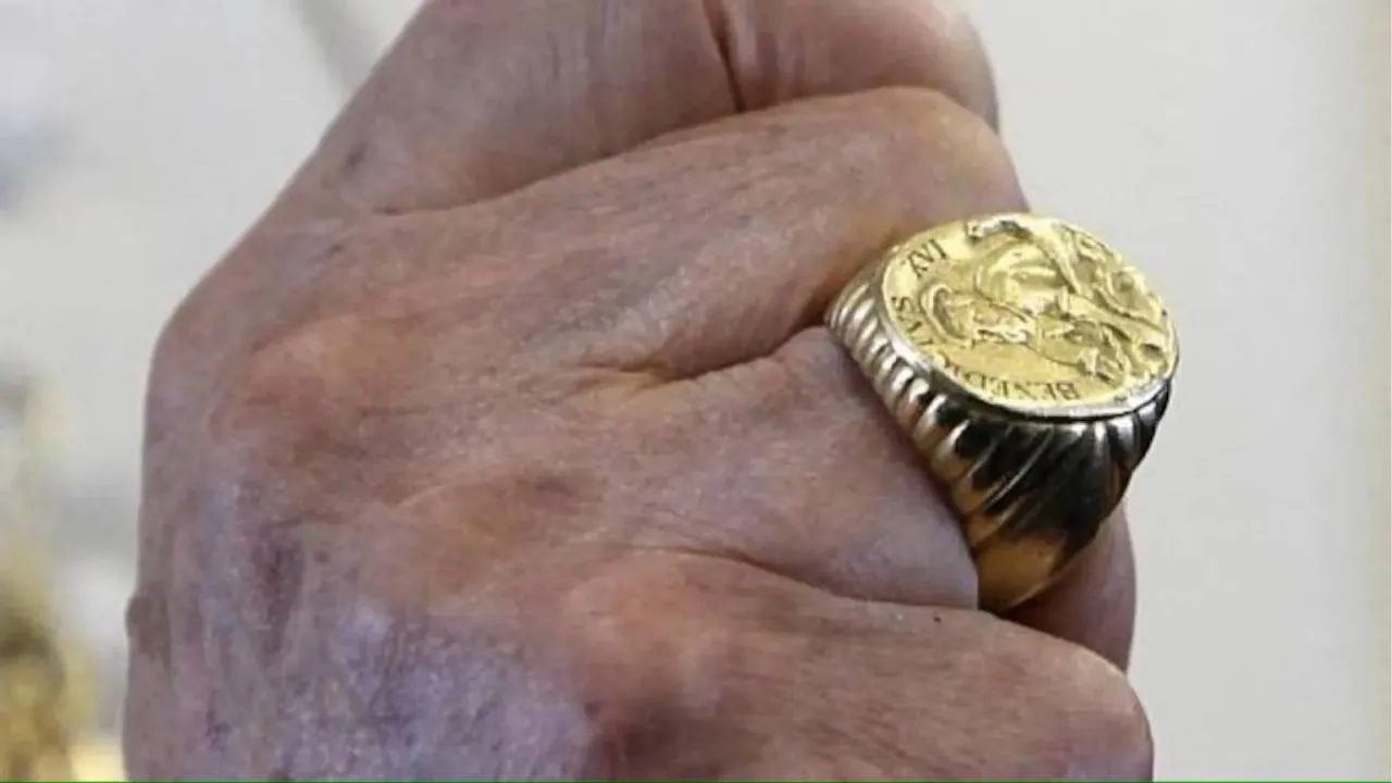 Con la muerte del Papa Francisco este lunes 21 de abril de 2025 es momento de iniciar el proceso funerario donde existe una tradición que cumplir: la destrucción del anillo del Pescador o anillo piscatorio.