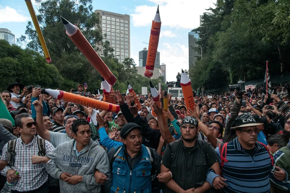 Trabajadores rechazan la propuesta de la CNTE sobre usar recursos de las Afores para derogar reforma a las pensiones del 2007. | Foto: Flickr.