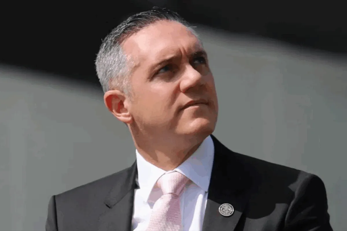 Adrián Rubalcava, nuevo director del STC Metro, junto a la jefa de Gobierno Clara Brugada en su presentación oficial.