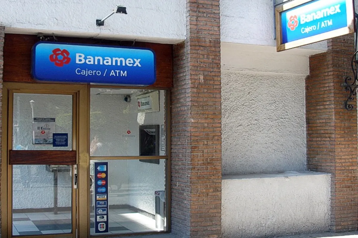 Banamex ha aclarado los rumores sobre el cierre de sus sucursales o cajeros automáticos. | Foto: Wikimedia Commons.