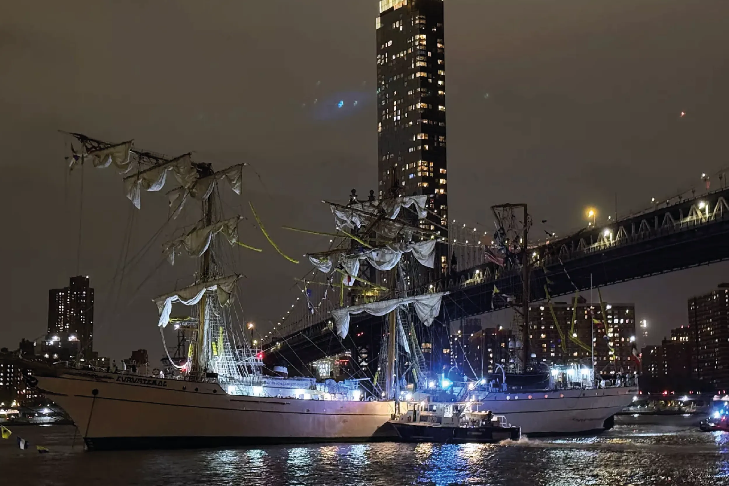 El Buque Escuela Cuauhtémoc, emblema de la Armada de México, colisionó con la base del Puente de Brooklyn en Nueva York durante una maniobra de salida del puerto.