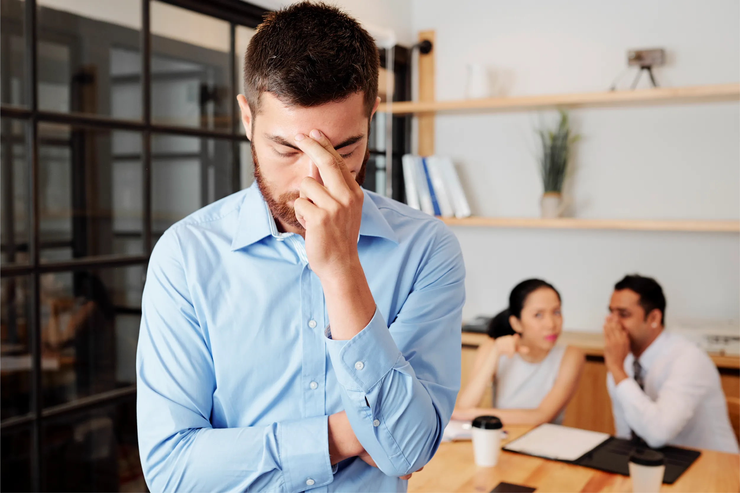 Trabajar en equipo no siempre es fácil: a veces la oficina se convierte en una verdadera familia disfuncional. Aprende a sobrevivir con humor y límites sanos.