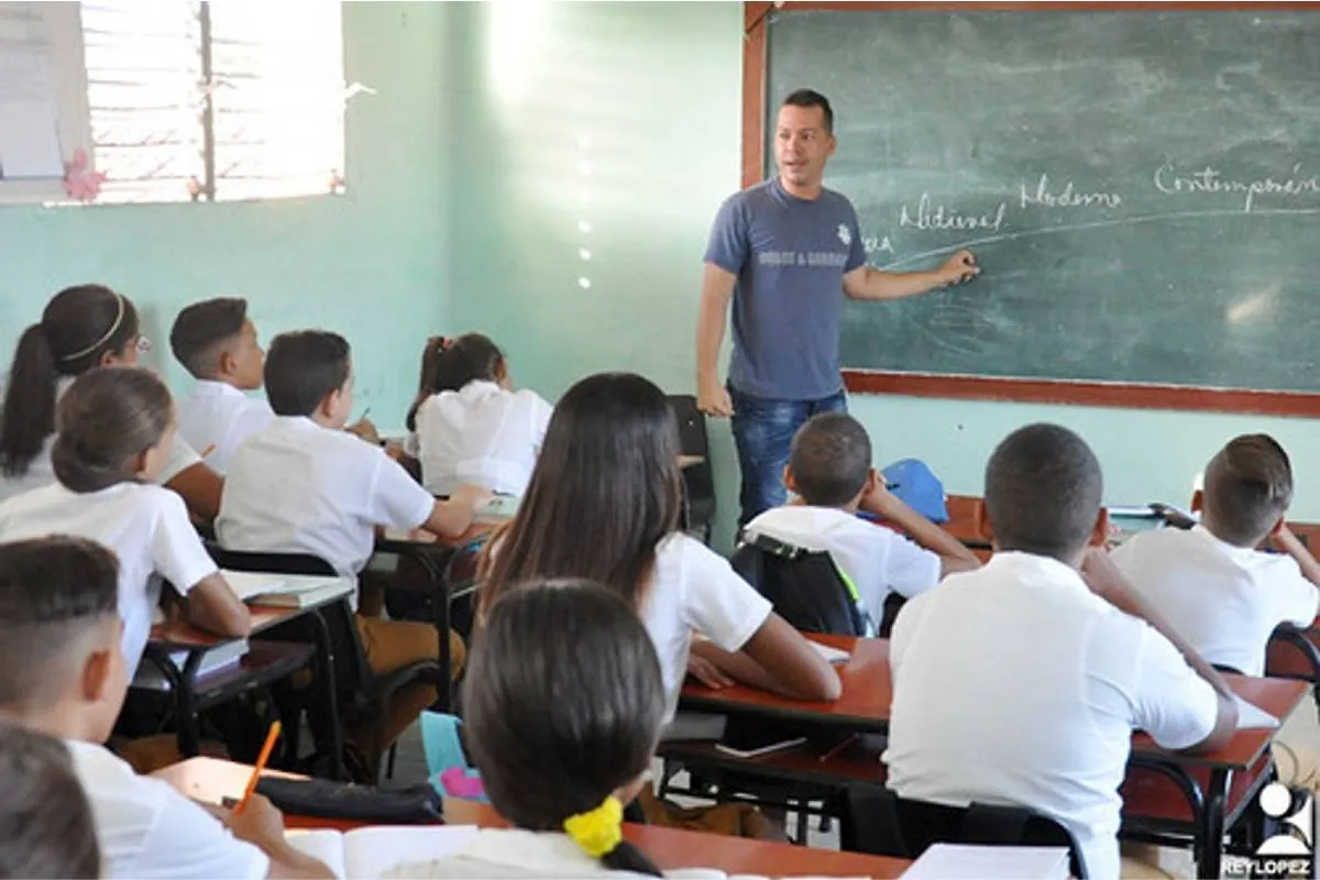 Mario Delgado, titular de la Secretaría de Educación Pública (SEP), dio a conocer en la conferencia mañanera la evolución de los salarios de los maestros de educación básica en México a lo largo de las últimas administraciones.