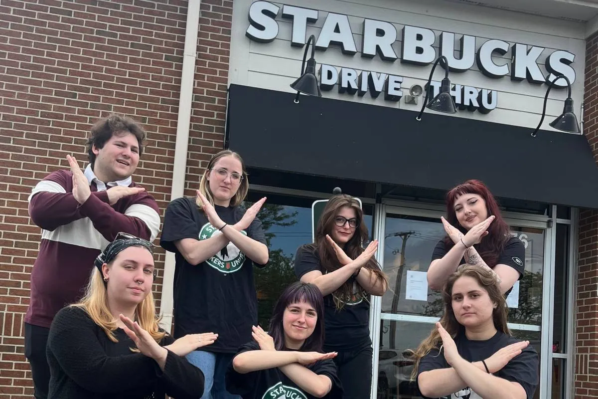 Huelga en Starbucks: baristas protestan contra nuevo código de vestimenta