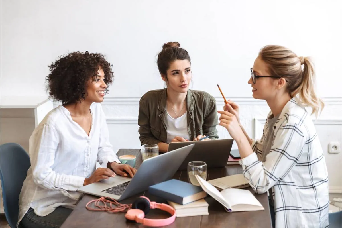 Las mejores carreras para mujeres en la UNAM y el IPN: oportunidades y beneficios