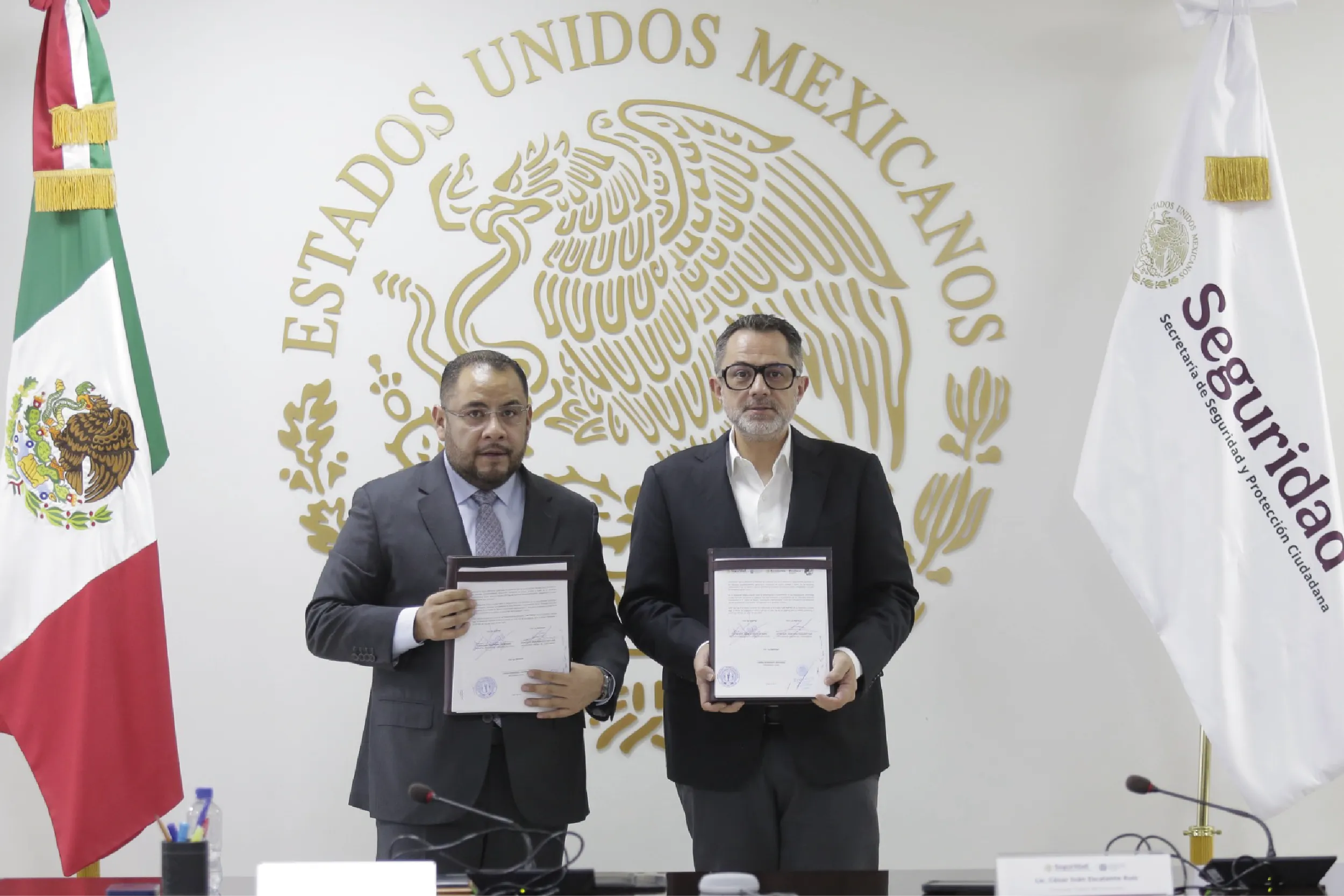 Autoridades de la SSPC y Profeco durante la firma del convenio que busca regular el comercio en centros penitenciarios federales.