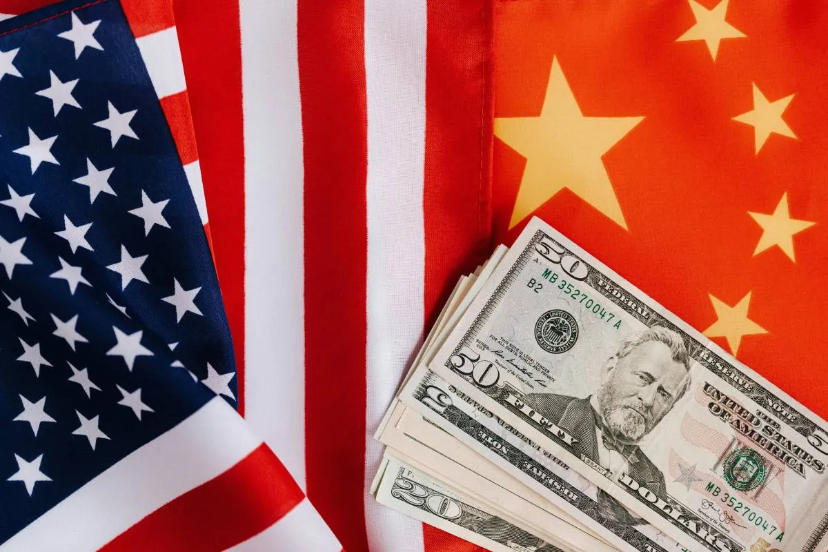 Acuerdo entre EU y China reduce aranceles por 90 días