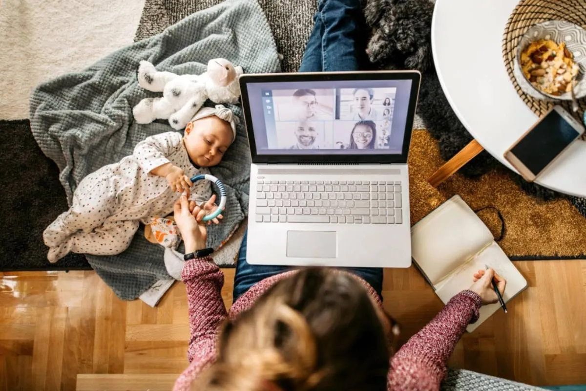 Revés al home office: otra puerta que se cierra para las madres trabajadoras.
