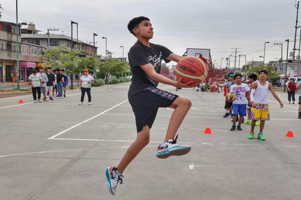 La Conade realizó una clínica de basquetbol en Chimalhuacán. | Foto: Conade.