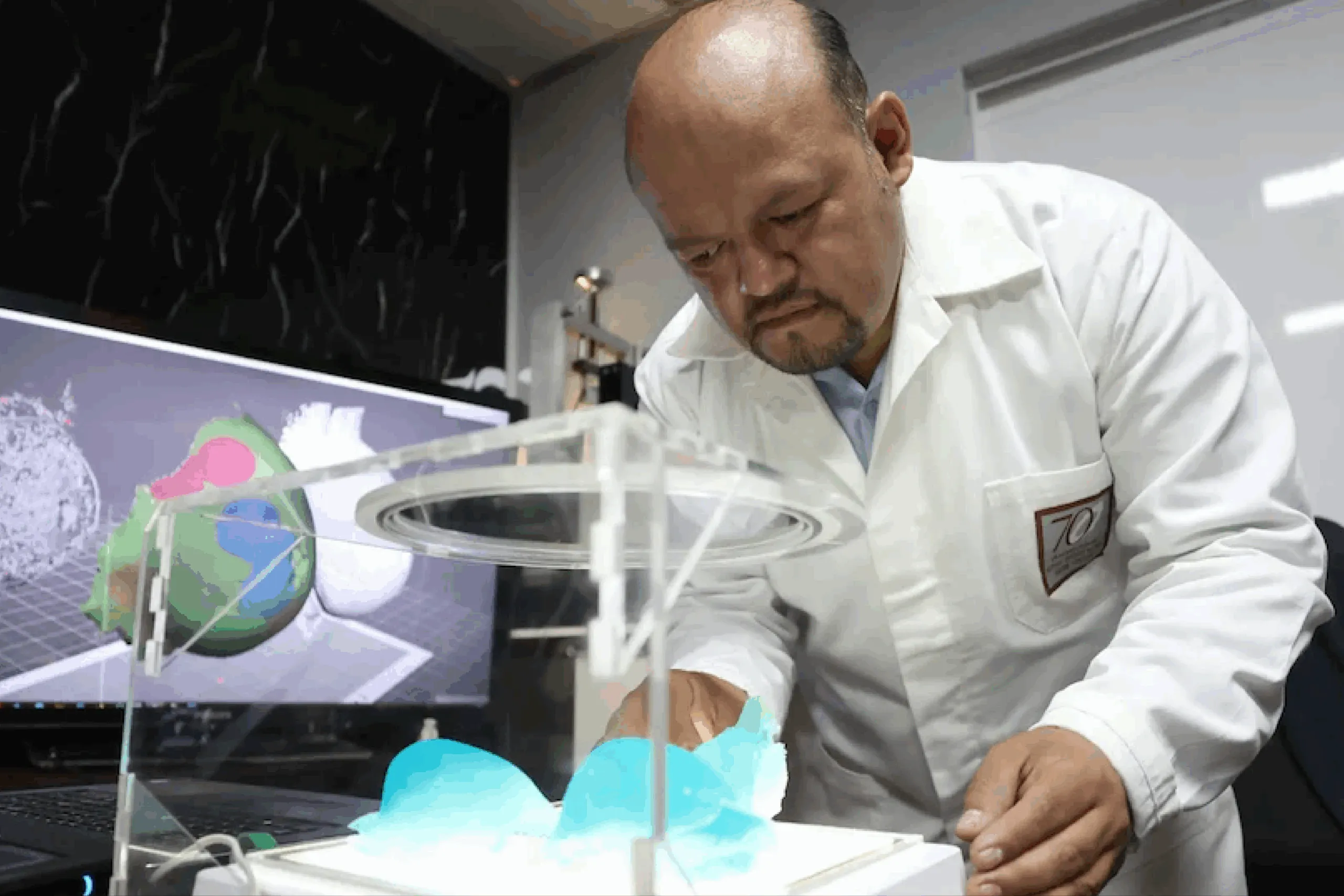 Modelo 3D impreso con resina que replica una mama con tejido tumoral. El proyecto, desarrollado por un investigador del IPN, facilita el diagnóstico y la enseñanza médica del cáncer de mama.