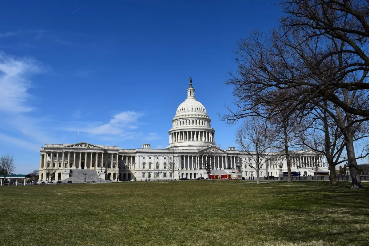 La Cámara de Representantes aprueba plan de Trump que incluye el impuesto a las remesas. | Foto: Pixabay.