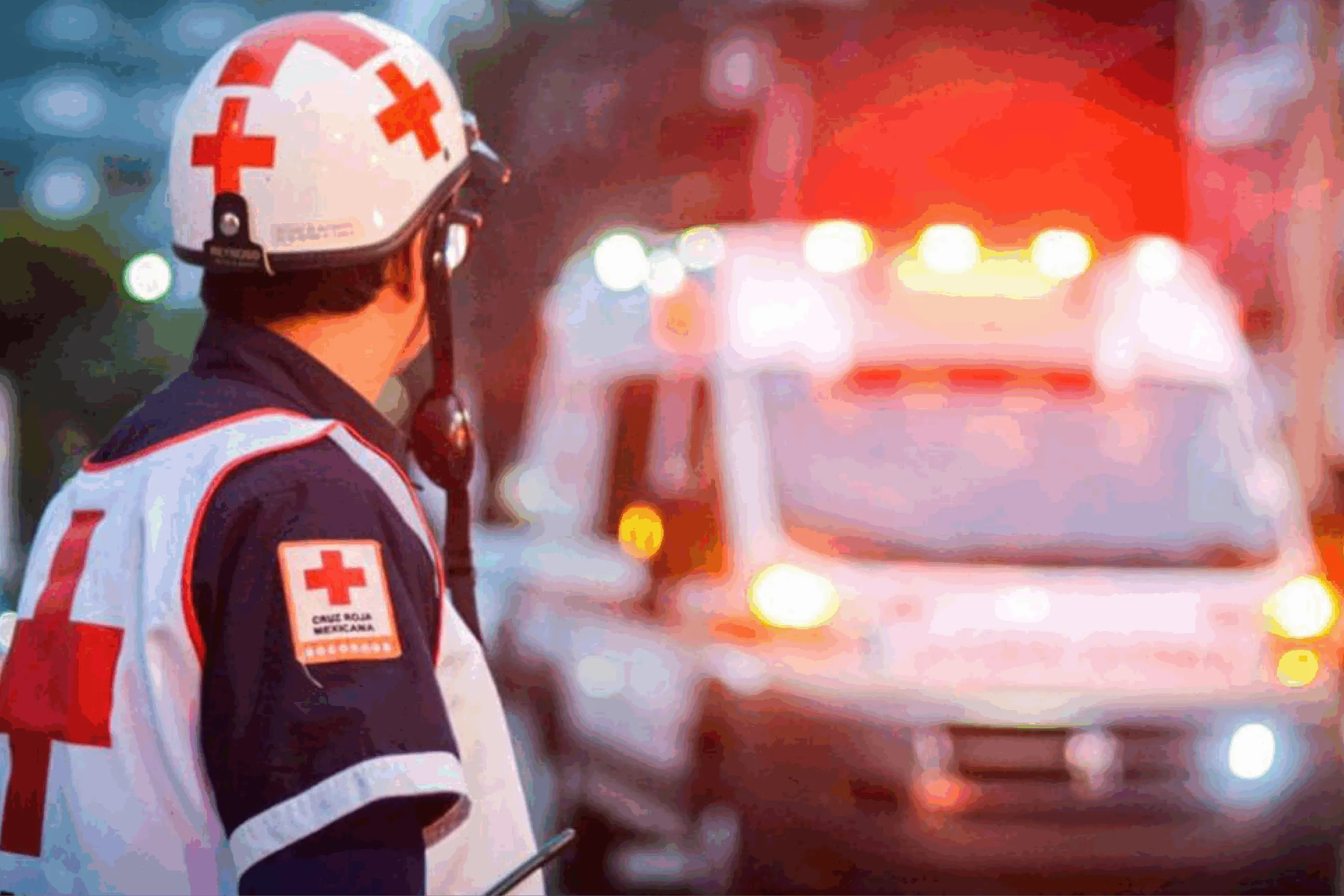Voluntarios de la Cruz Roja Mexicana brindando atención durante una emergencia, símbolo del compromiso humanitario que cumple 115 años en 2025.