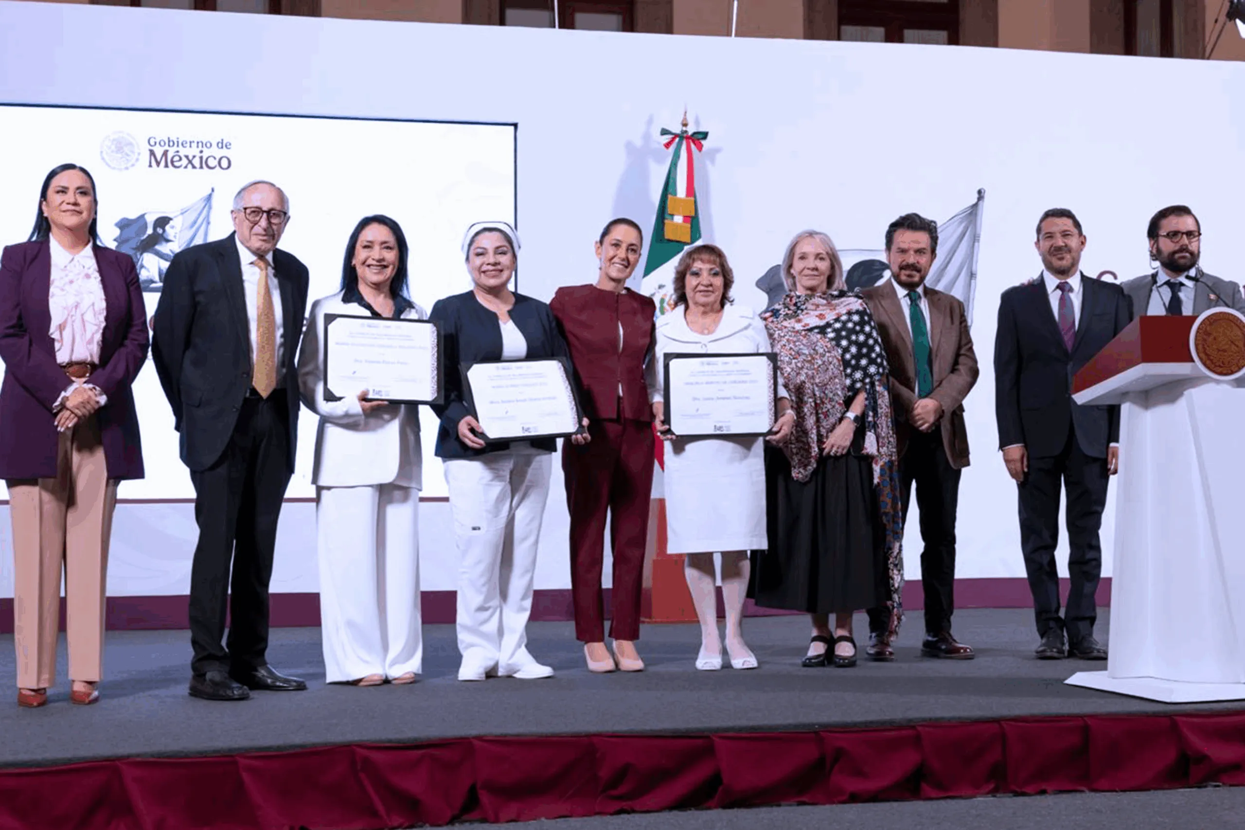 Zoé Robledo y Claudia Sheinbaum entregan reconocimientos a enfermeras destacadas del IMSS por su labor y compromiso en el Día Internacional de la Enfermería.