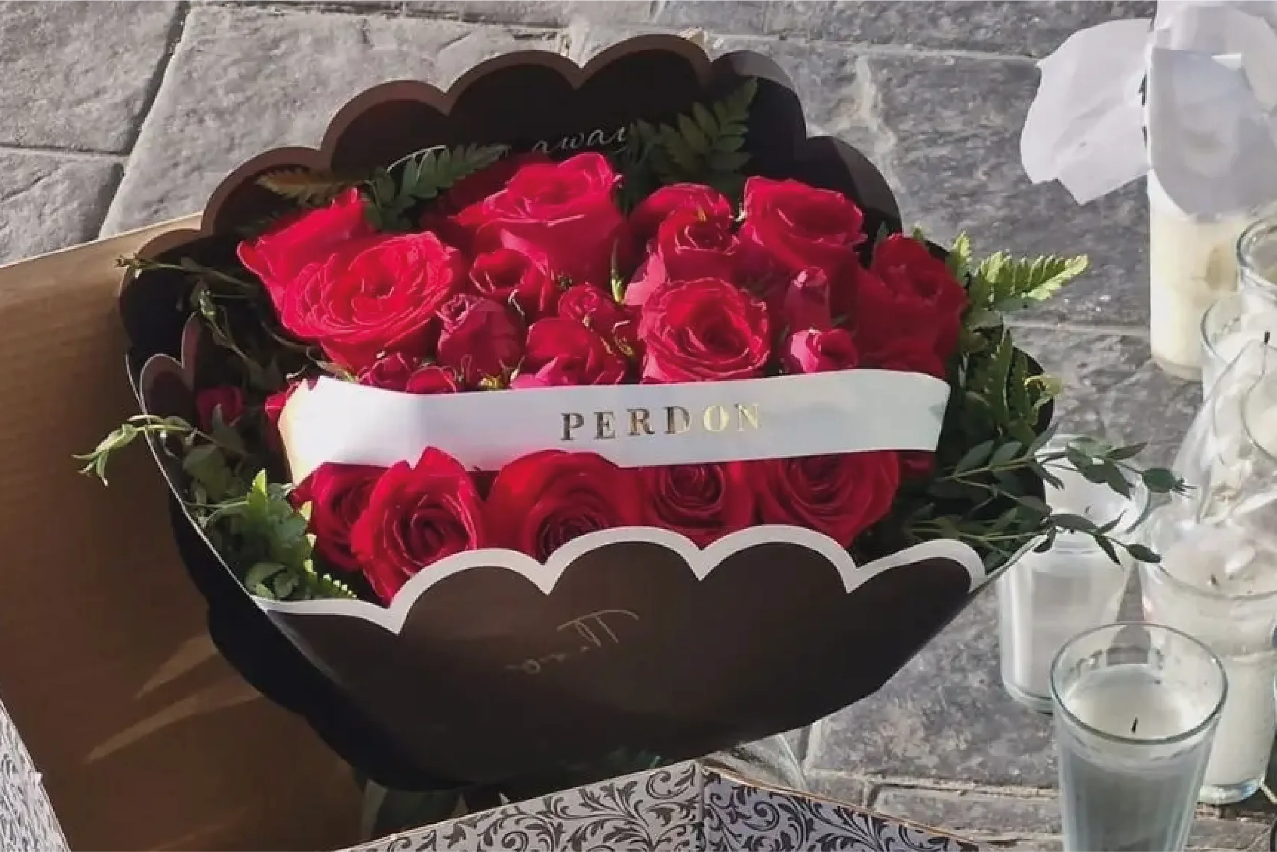 El ramo con la palabra “Perdón” fue colocado frente a la estética de Valeria Márquez días después de su asesinato.