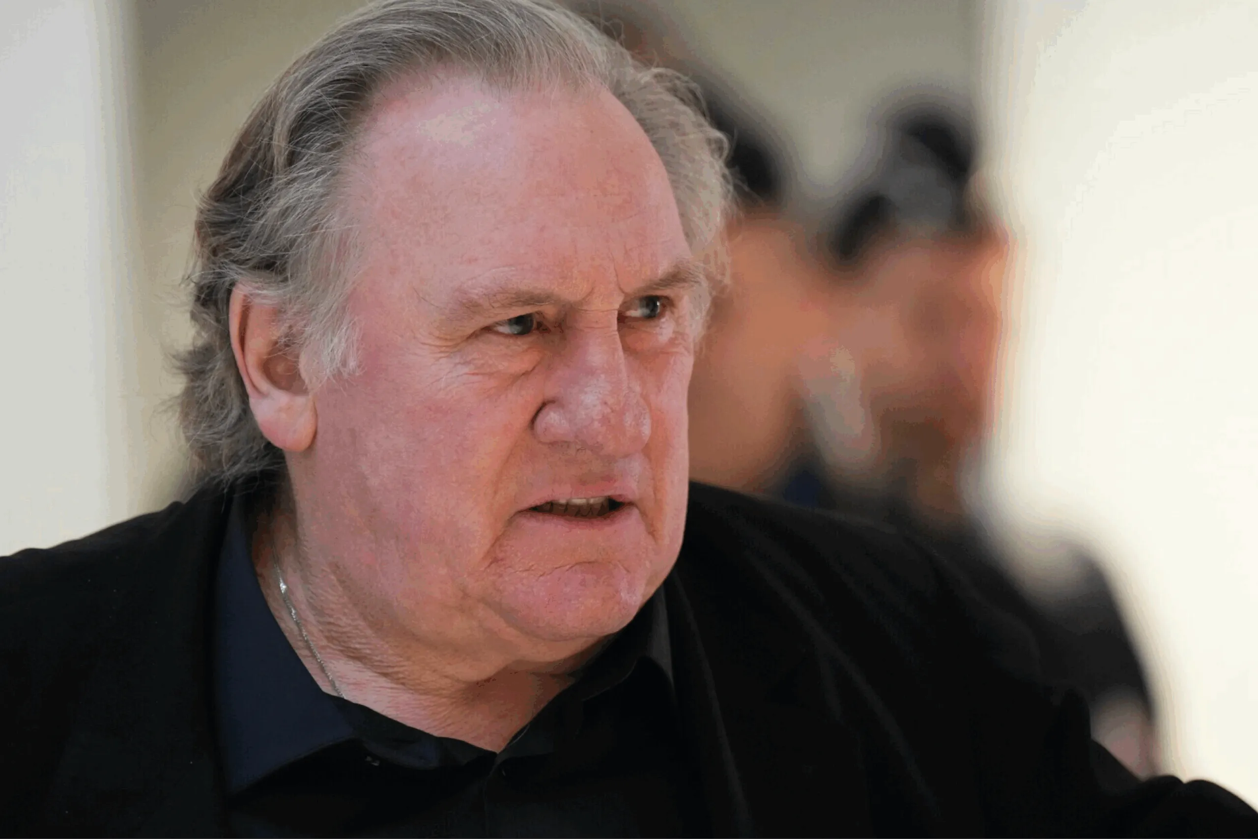Gérard Depardieu, condenado por agresión sexual, enfrenta 18 meses de prisión en suspenso y restricciones políticas en Francia.