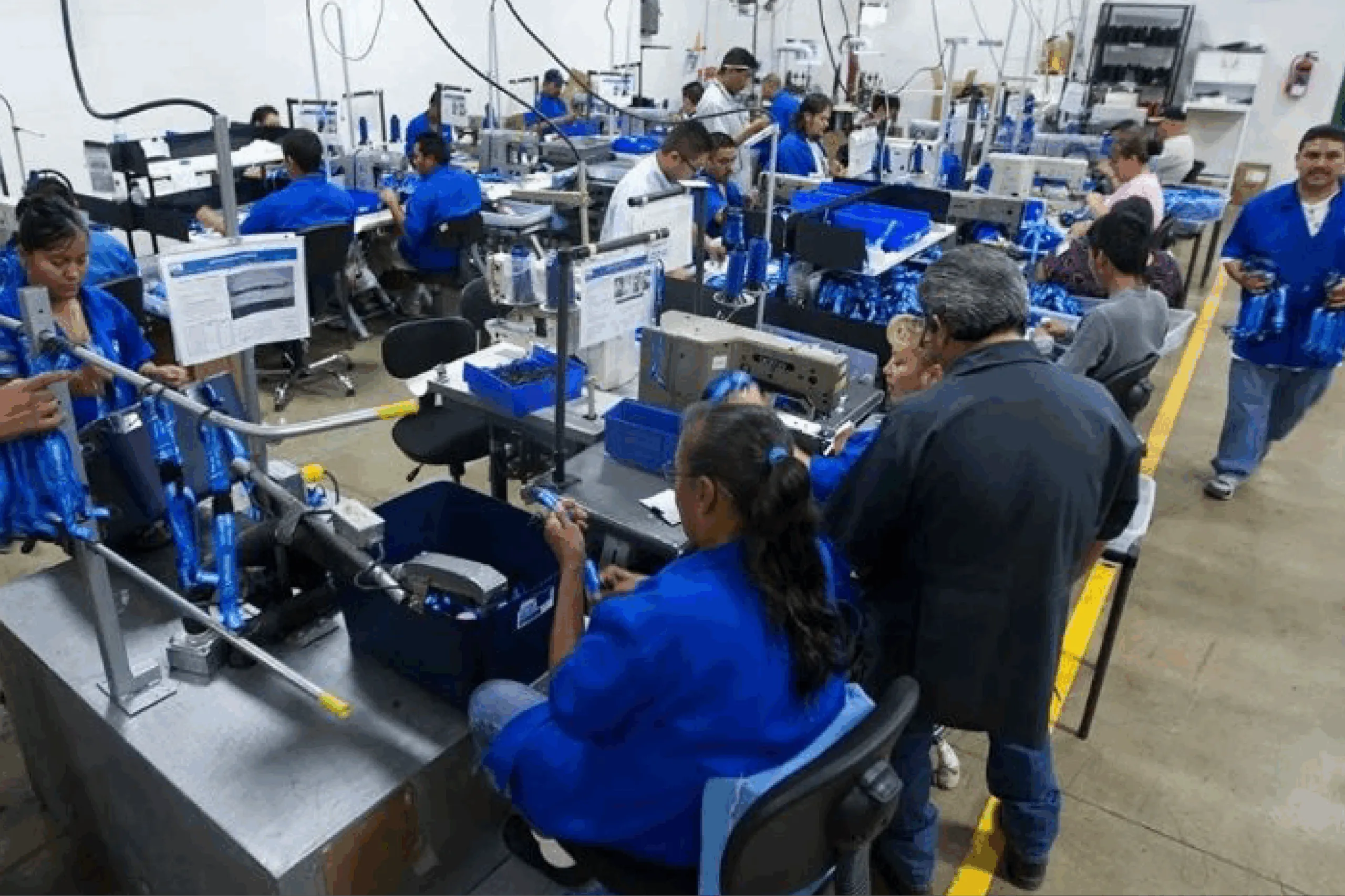 Autoridades federales detectaron simulaciones de exportaciones en empresas textiles y registros falsos en molinos de acero, causando un fraude millonario que impacta al empleo y a la industria nacional.