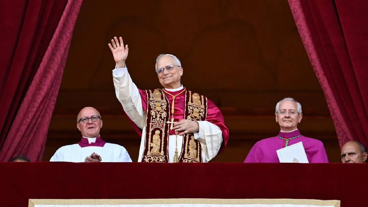 Su principal función es guiar a los católicos en su fe, enseñando la doctrina de la Iglesia, promoviendo la unidad de los fieles y tomando decisiones fundamentales sobre cuestiones religiosas, sociales y morales.