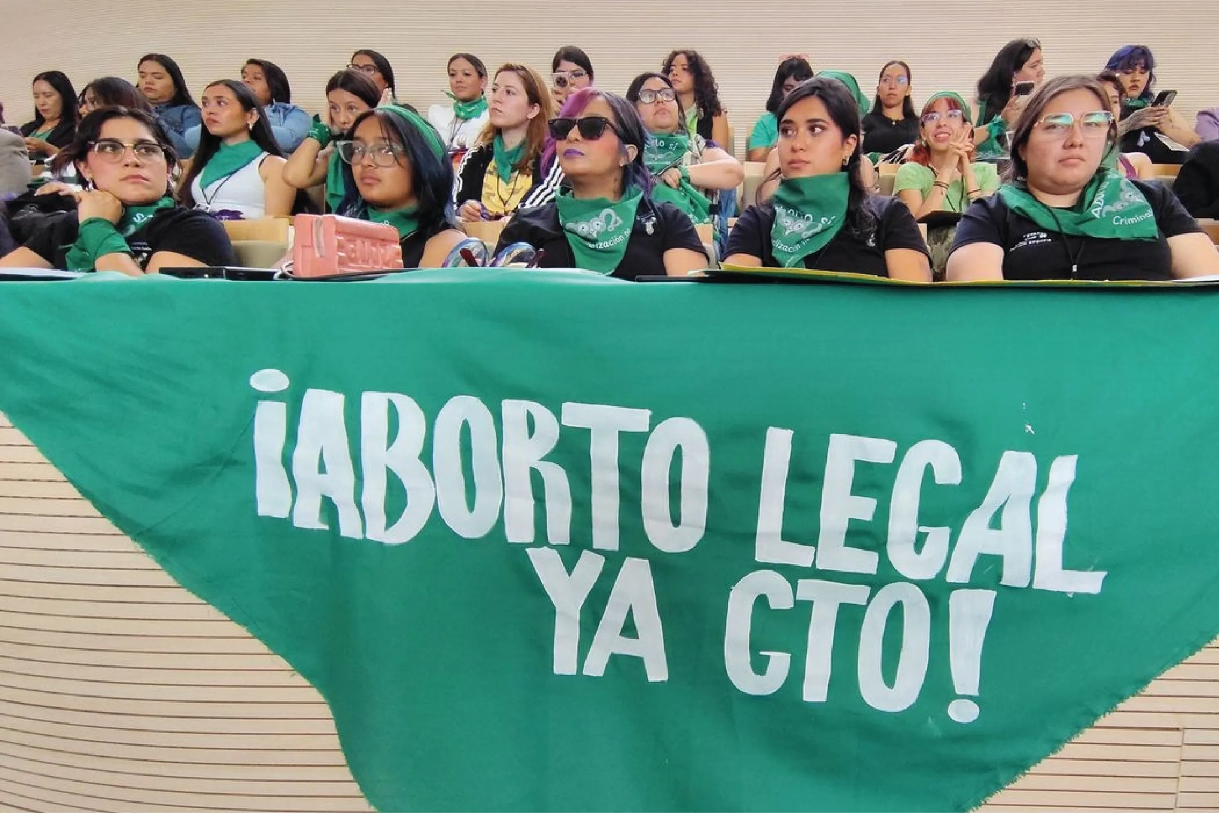 Feministas se manifiestan frente al Congreso de Guanajuato tras el rechazo a la despenalización del aborto.