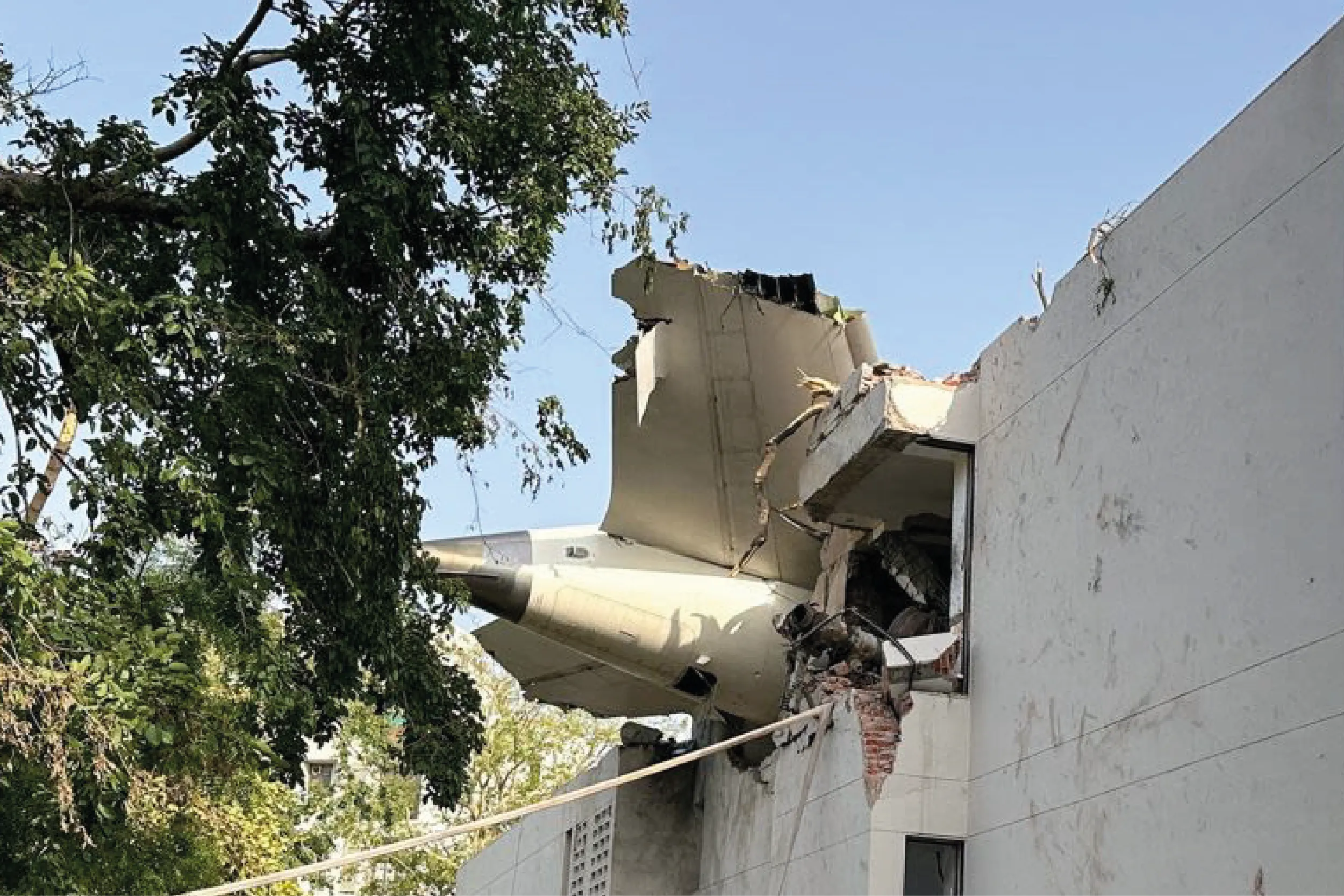 Equipos de rescate trabajan entre los escombros de la residencia médica impactada por el vuelo AI171 en Ahmedabad, India.