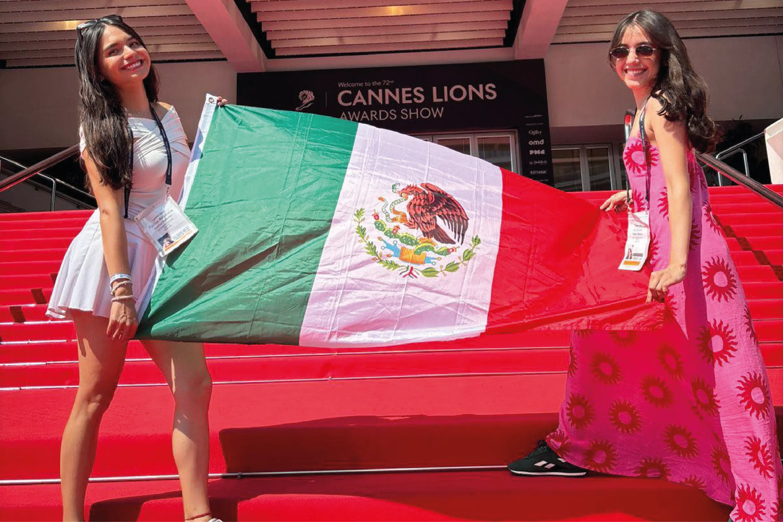 Sofía Valdez y Fátima Quiroz celebran su medalla de plata en Young Lions durante el Festival de Cannes Lions 2025.