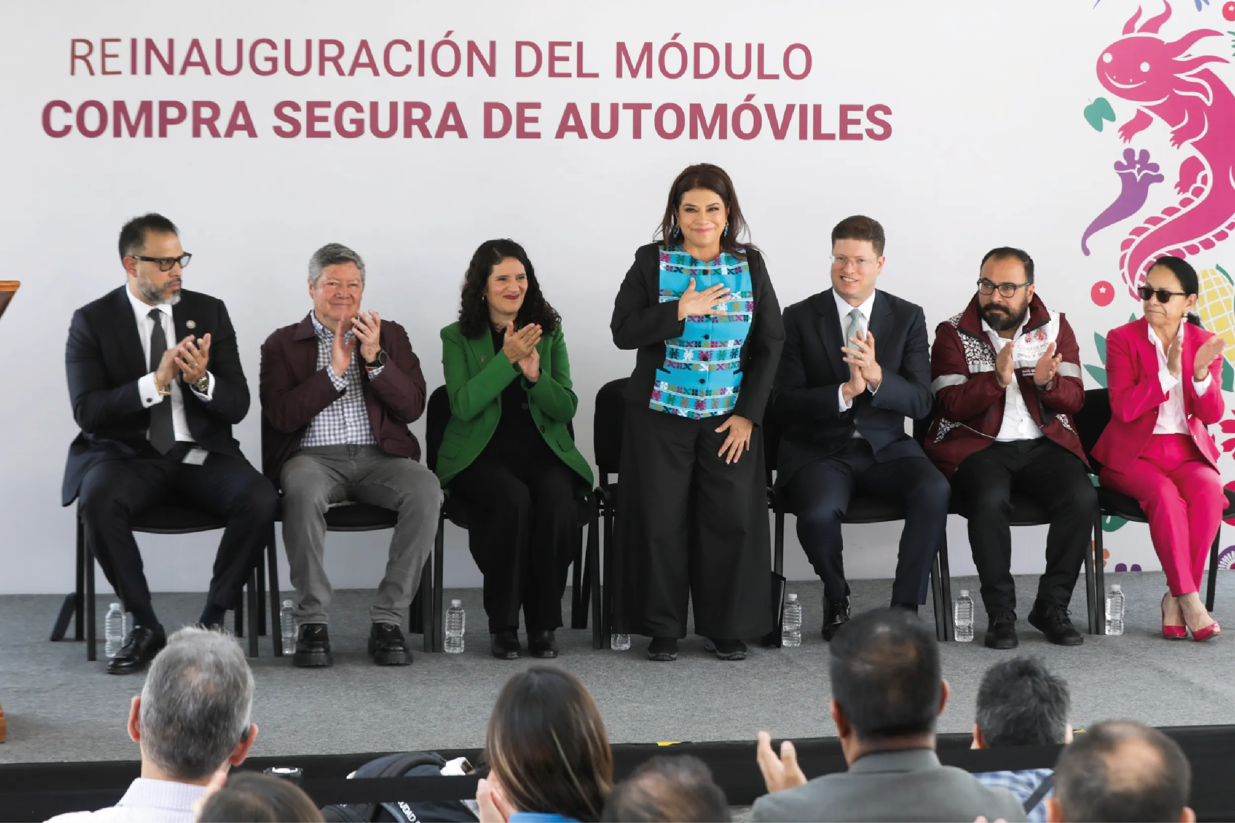 Clara Brugada durante la inauguración del módulo Compra Segura de Coches en Iztapalapa, una estrategia para evitar estafas y robo de unidades.
