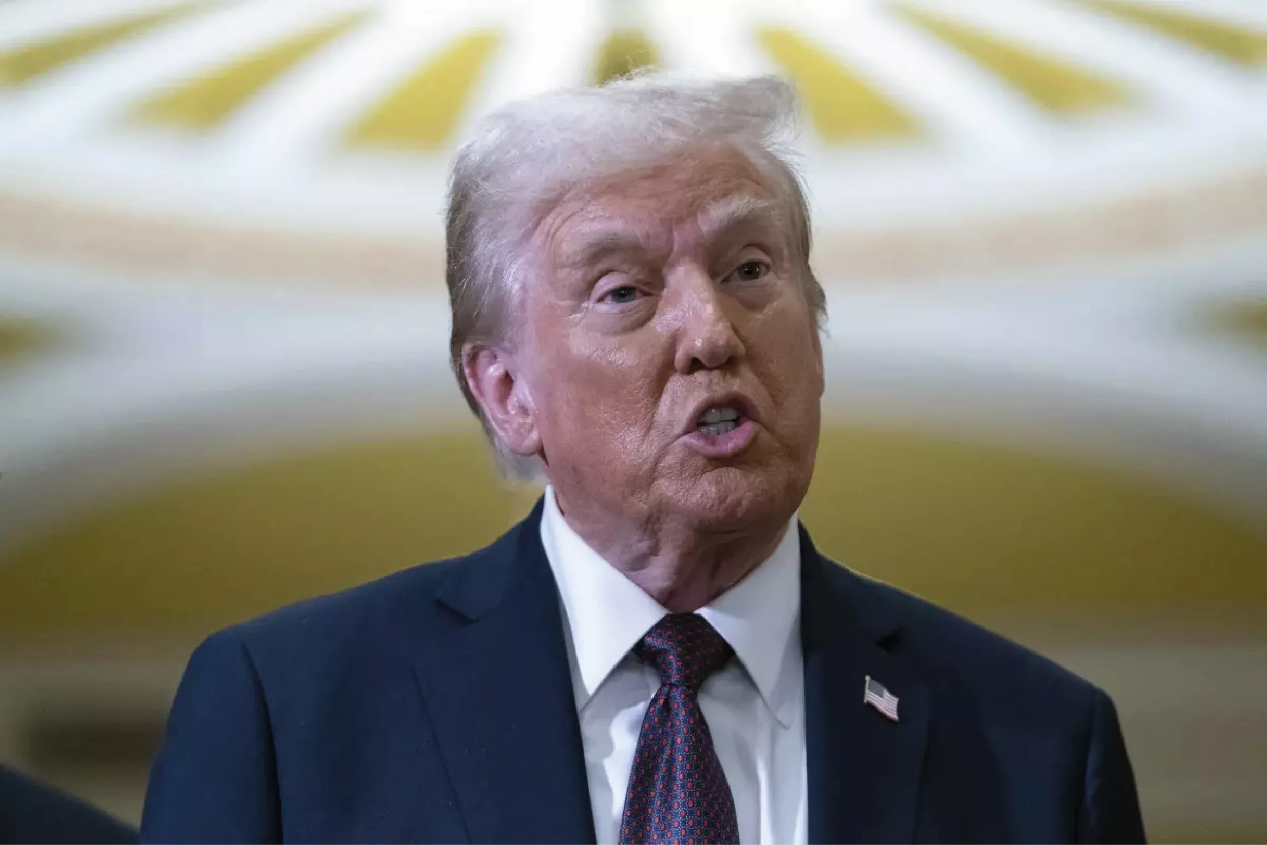 Donald Trump firma la orden ejecutiva que reinstaura el “travel ban”, esta vez con una lista más amplia de países y restricciones más severas.