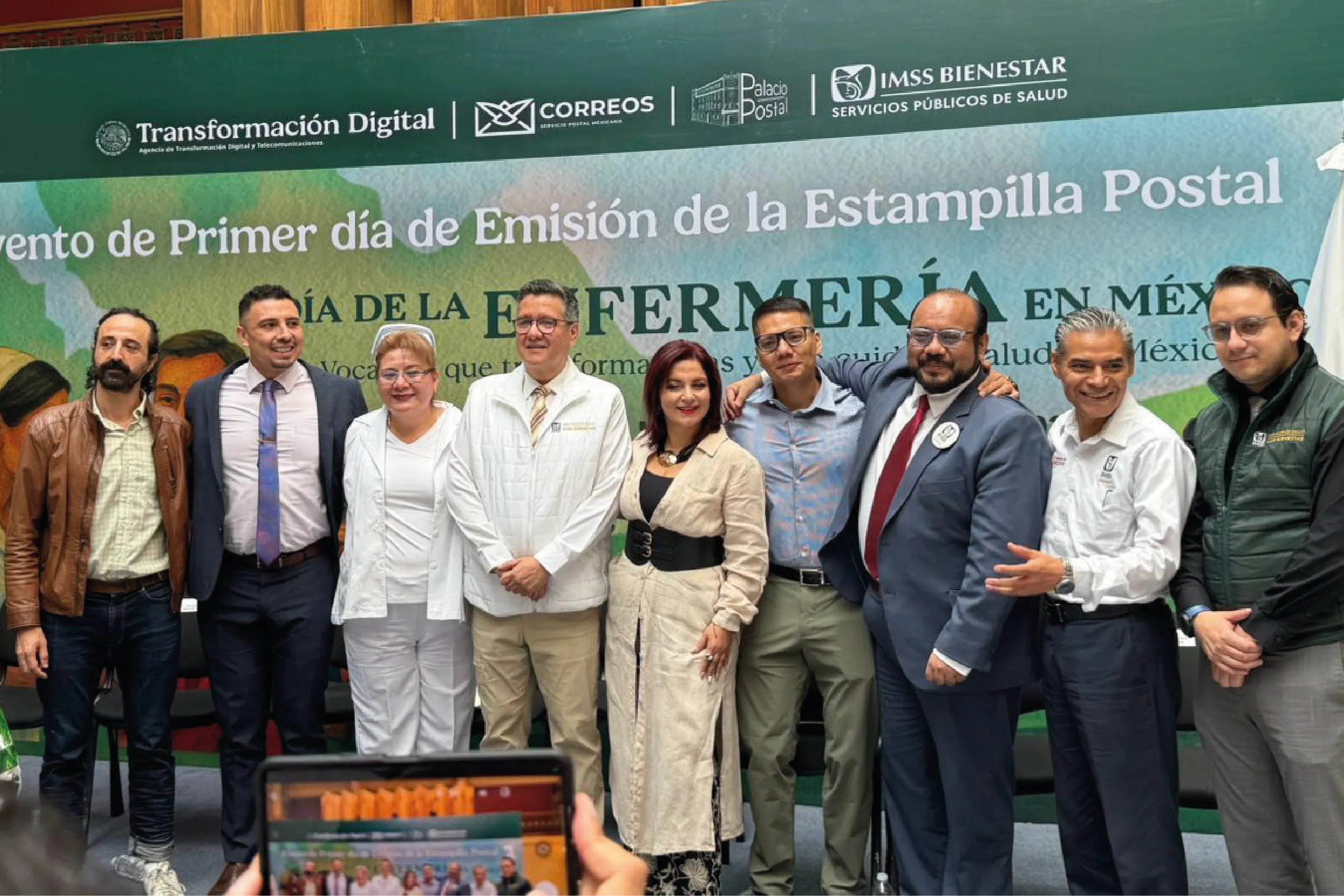 Autoridades de IMSS-BIENESTAR y SEPOMEX durante la cancelación de la estampilla conmemorativa por el Día Internacional de la Enfermería 2025.