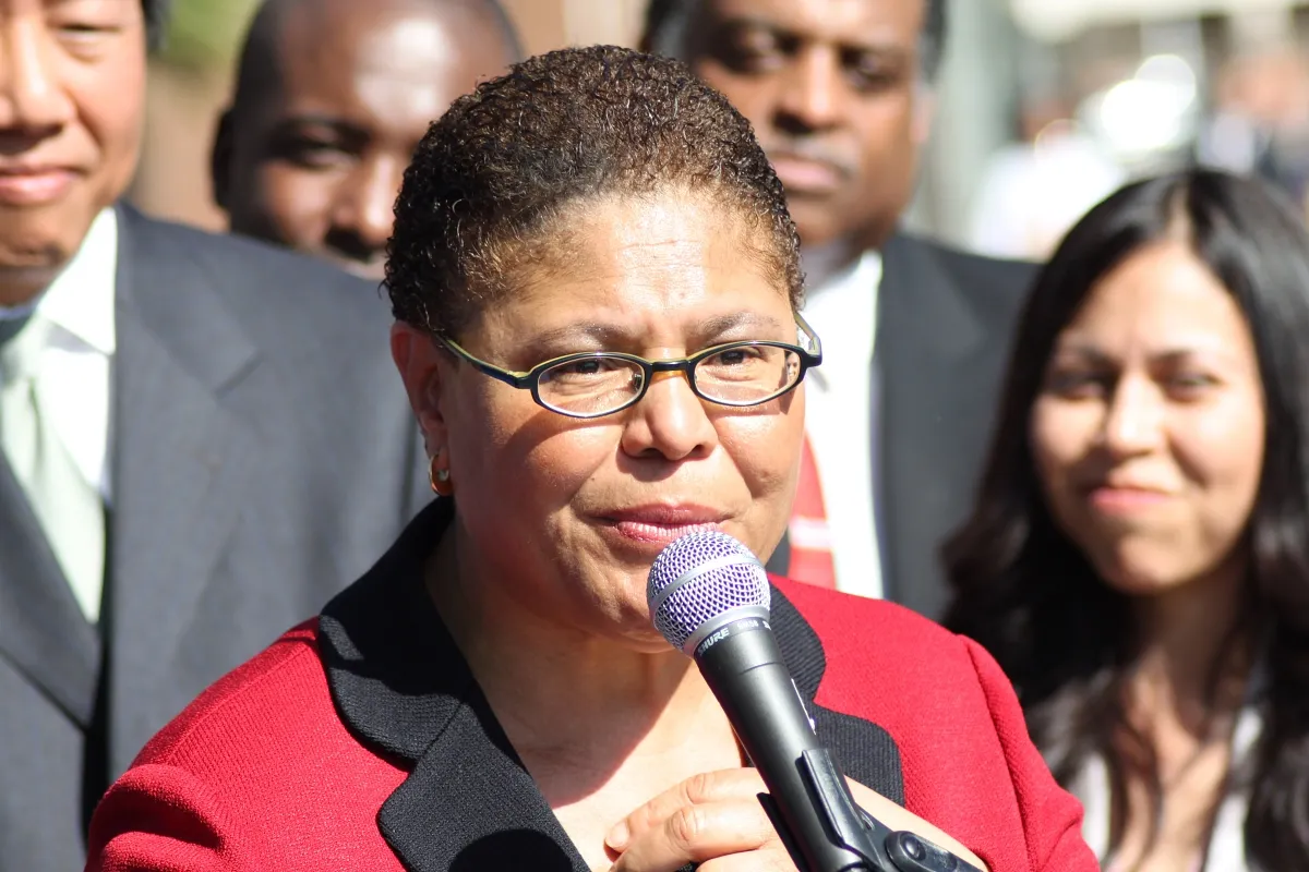 Karen Bass, alcaldesa de Los Ángeles ha decretado toque de queda nocturno en una parte de la ciudad. | Foto: Wikimedia Commons.