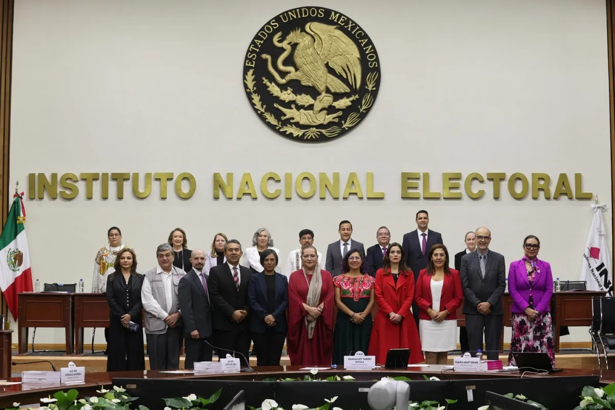 El INE entrega las constancias de mayoría a los candidatos ganadores en la elección de ministros de la SCJN. | Foto: INE.