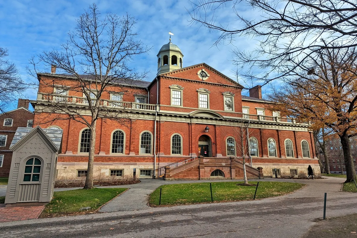 Harvard logra respiro con resolución de jueza que bloquea restricción sobre los estudiantes extranjeros. | FotoL: Wikimedia Commons.