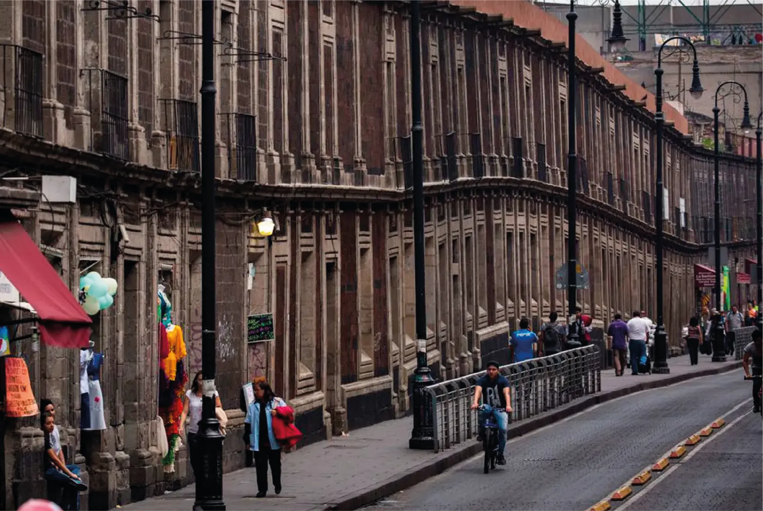 El zócalo de la CDMX refleja el hundimiento progresivo.