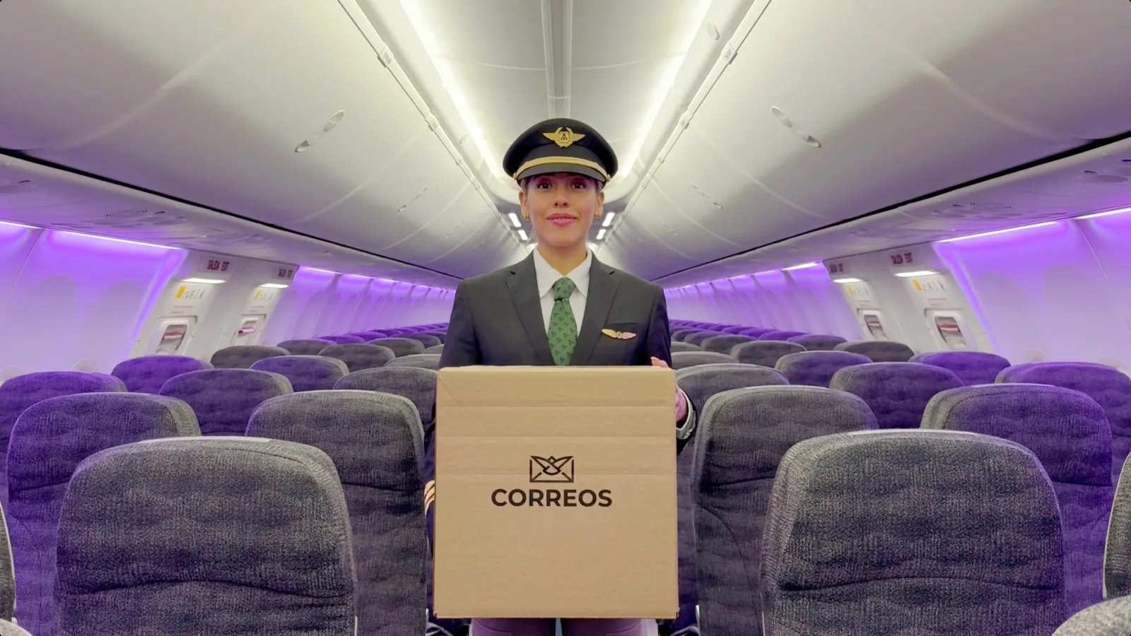 Aeromoza con un paquete.