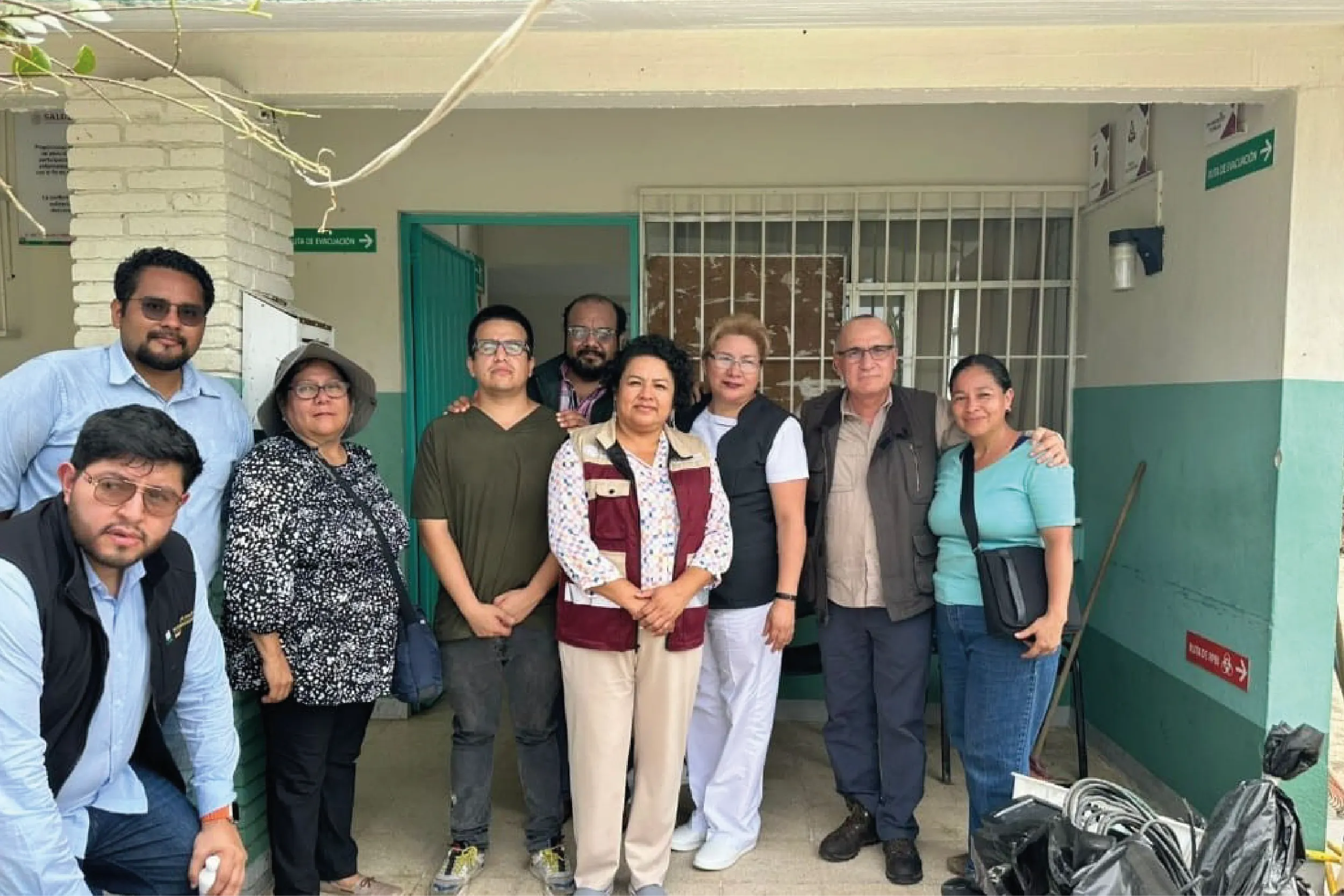 Autoridades de IMSS-BIENESTAR supervisan trabajos de recuperación en el Centro de Salud de Corralero tras los daños por el huracán Erick.