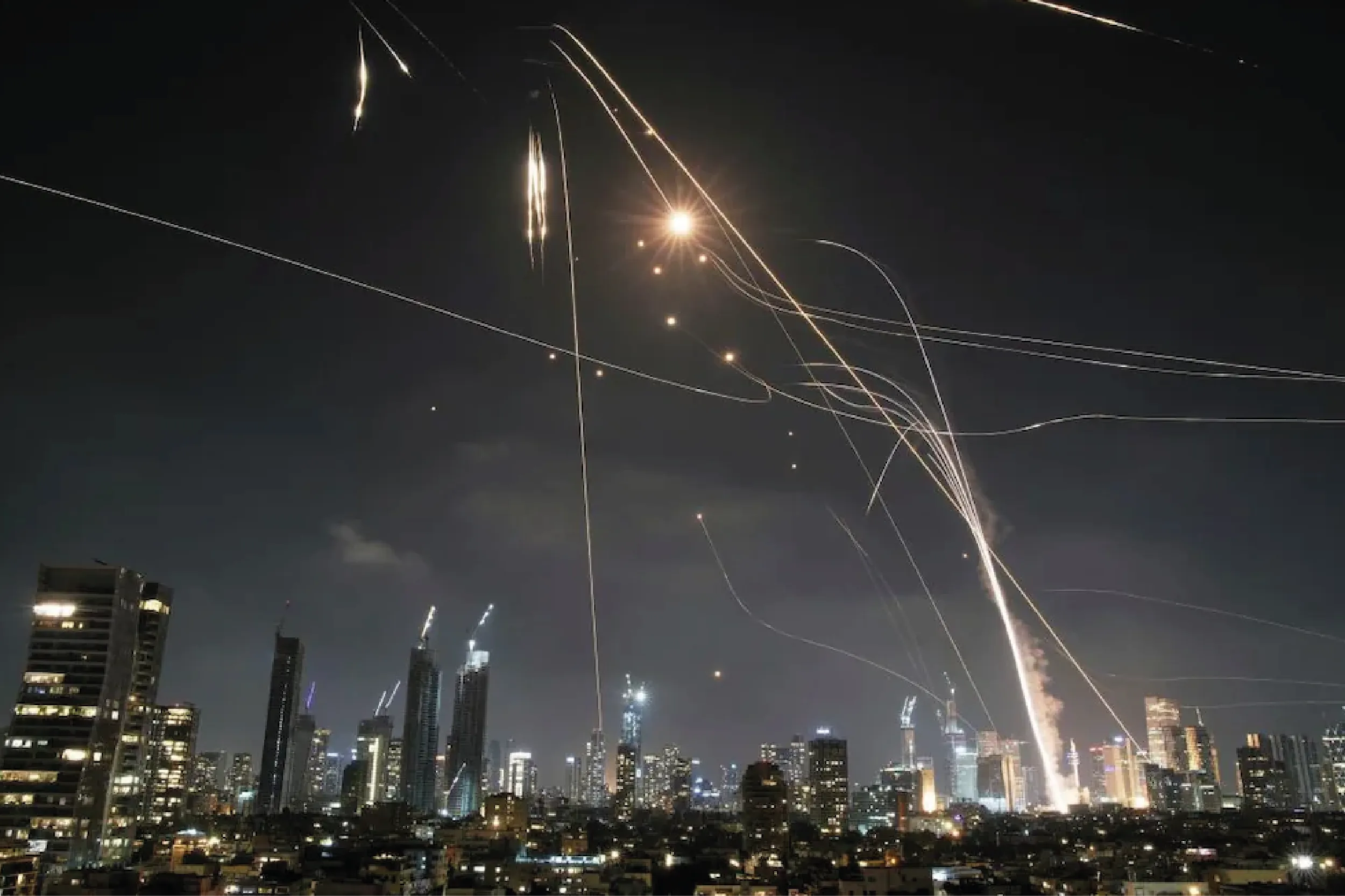 Explosiones iluminan el cielo de Doha tras el lanzamiento de misiles iraníes hacia la base militar estadounidense Al-Udeid.