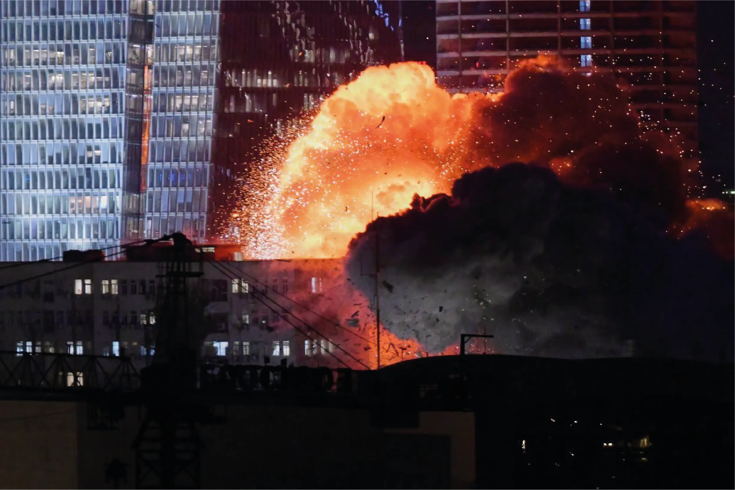 Explosiones en Teherán tras los ataques aéreos israelíes del 13 de junio; la escalada revive una enemistad de más de cuatro décadas.