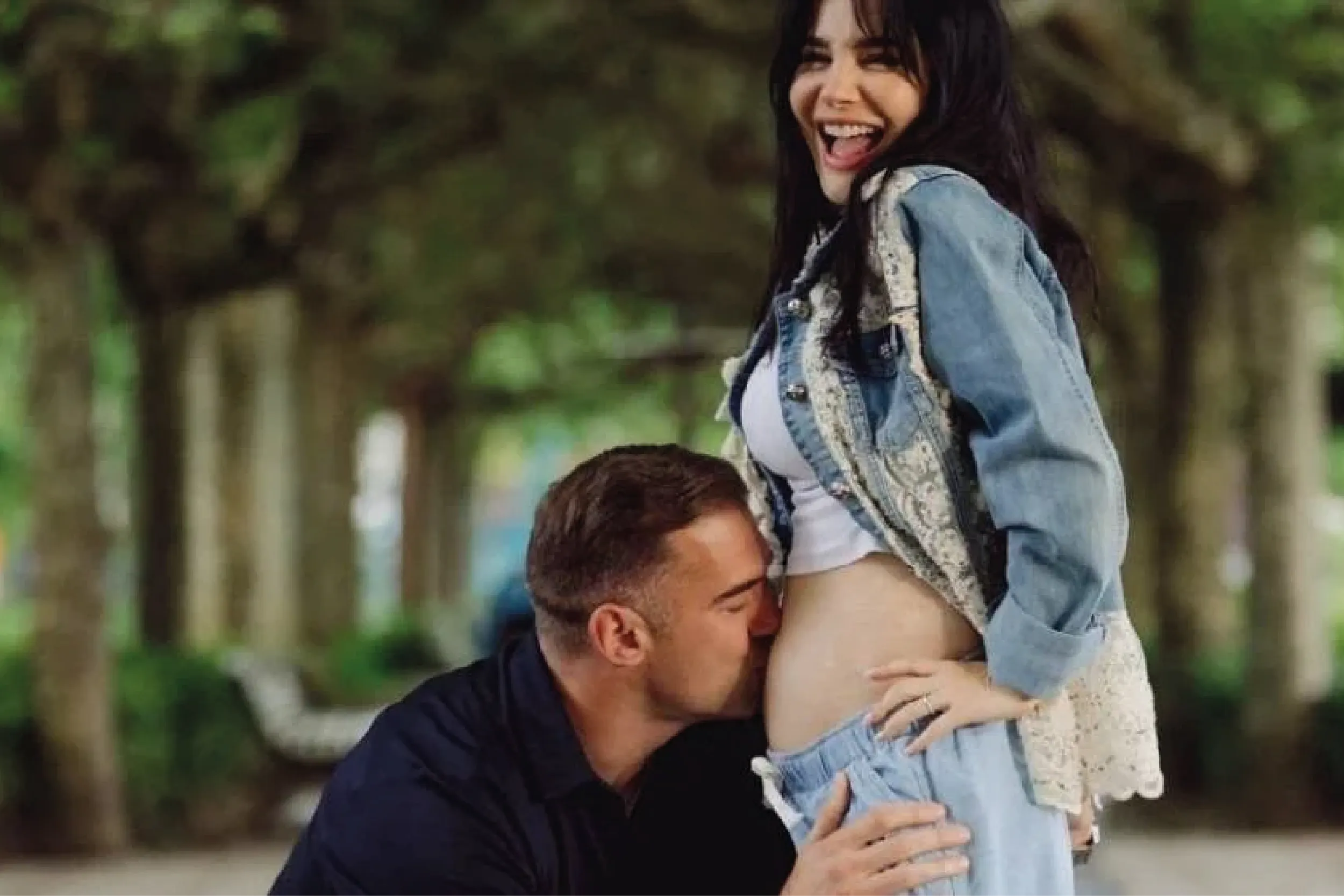 Martha Higareda sonriente junto a su esposo Lewis Howes, anunciando su embarazo.