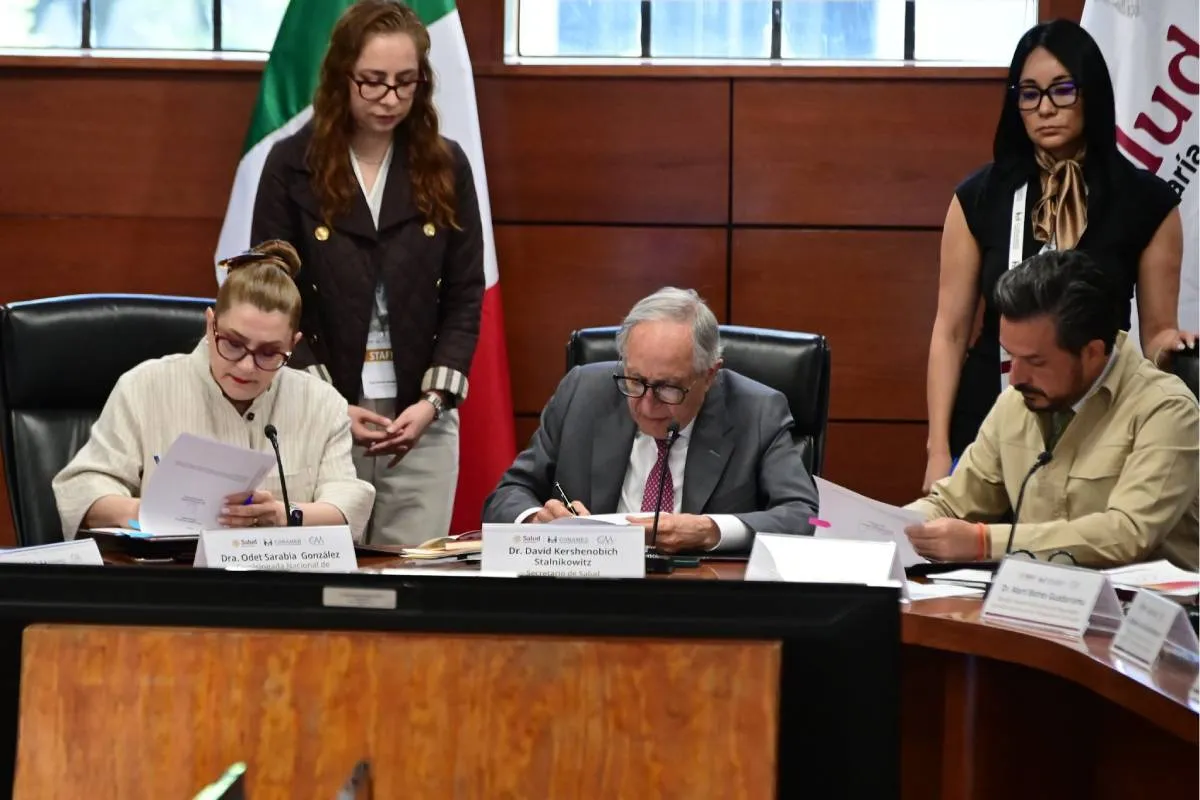 El secretario Kershenobich explicó que la Secretaría de Salud, en coordinación con la CONAMED, desarrolla estrategias que integran el análisis de quejas médicas como herramienta de aprendizaje y mejora.