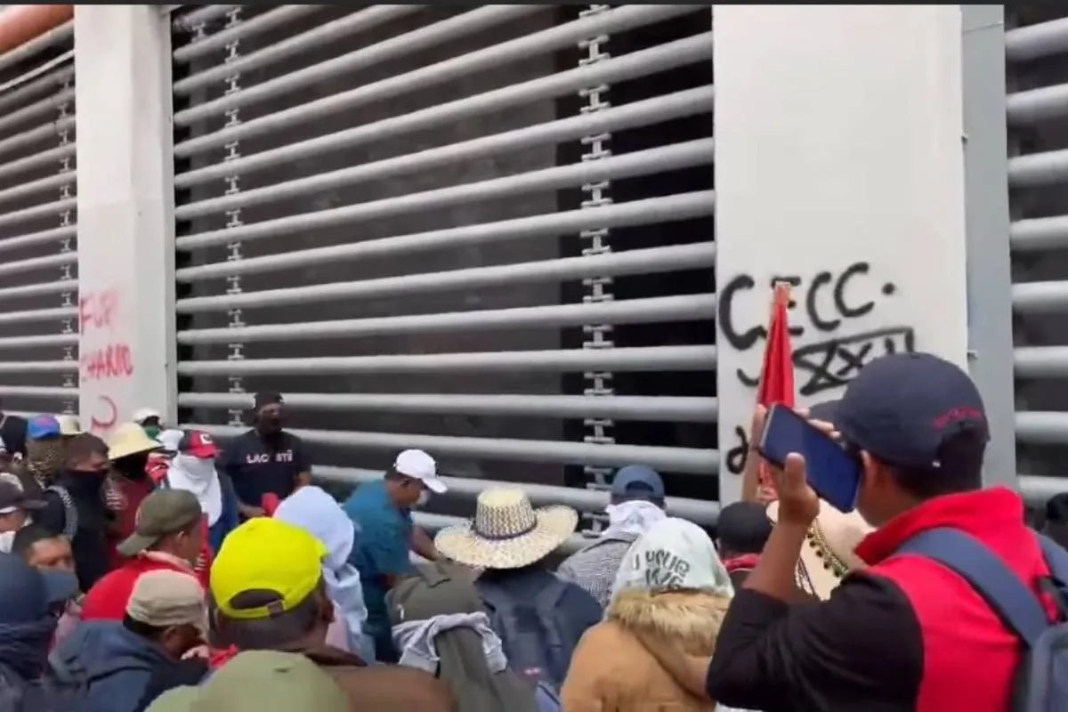 Miembros de la CNTE irrumpen en Edificio de SNTE en CDMX