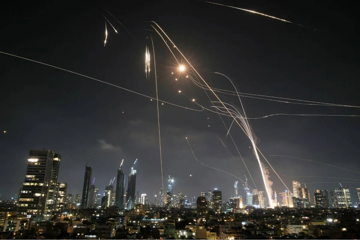 Irán ataca a Israel con misiles en represalia por la muerte de sus altos mandos. Foto: @WorldIsone14