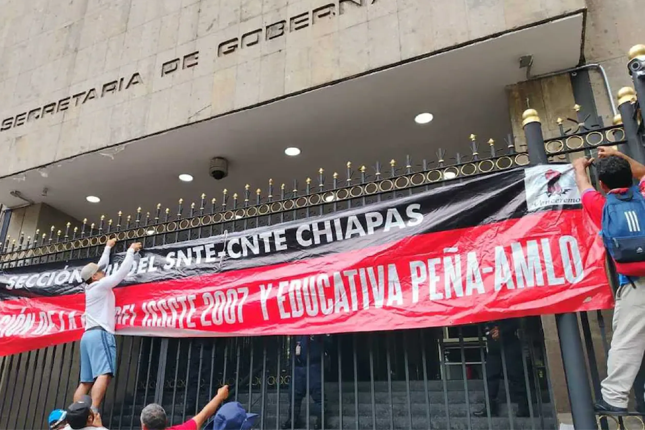 Integrantes de la CNTE cercaron los accesos de la Secretaría de Gobernación como parte de sus exigencias de diálogo con la presidenta Claudia Sheinbaum.