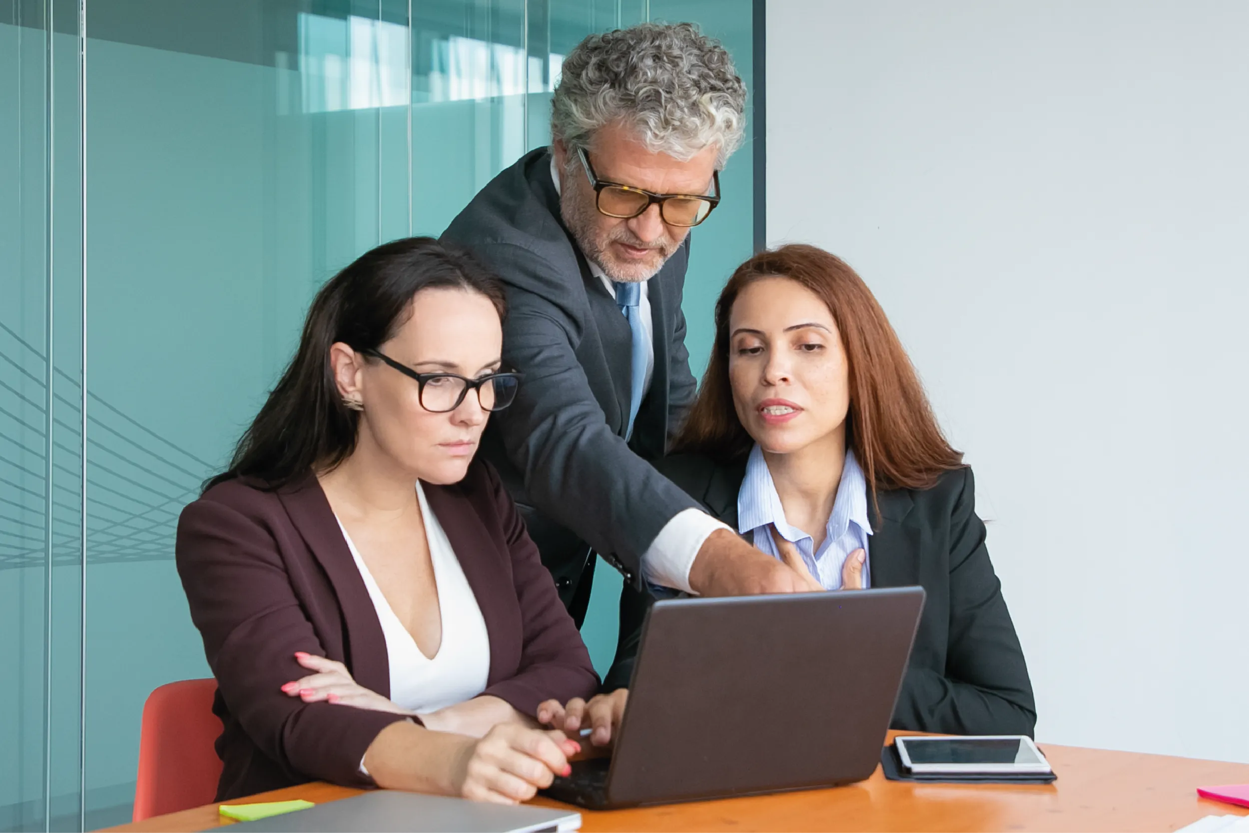 La relación jefe-empleado no debe confundirse con vínculos familiares o de amistad: claridad y límites son clave para una convivencia laboral sana.