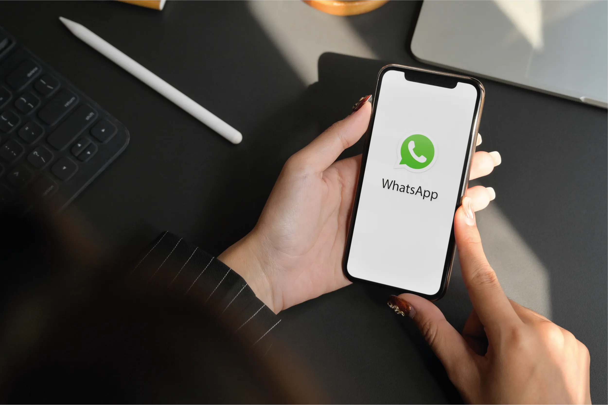 Usuarios en la Ciudad de México consultan la pestaña Novedades de WhatsApp, que ahora incluirá anuncios y contenido por suscripción.