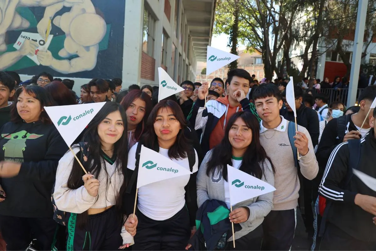 Las becas no solo representan un apoyo económico, sino una política pública que transforma vidas, al permitir que millones de estudiantes continúen su formación con dignidad y sin barreras económicas.