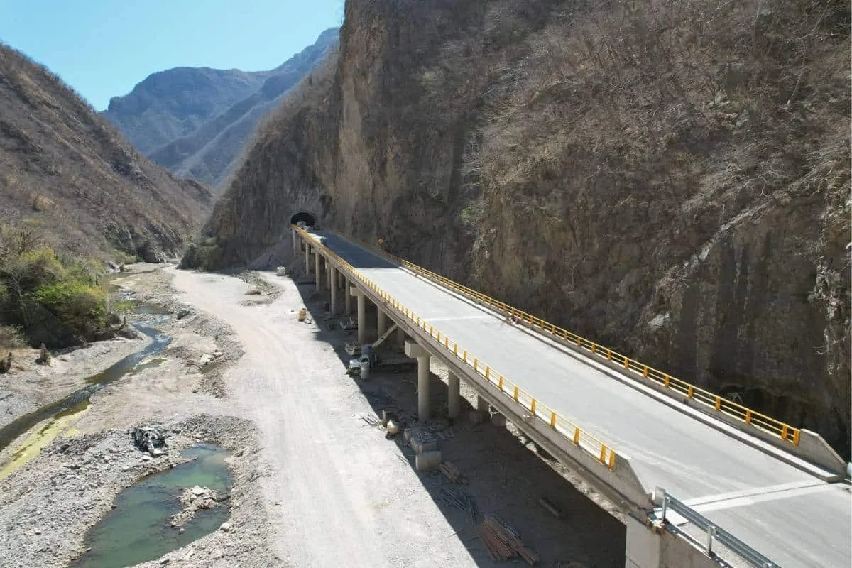 La construcción del viaducto de El Sauz, de 144 metros de longitud, registra importantes avances; ya están fabricadas las trabes y se estarán montando entre junio y julio.