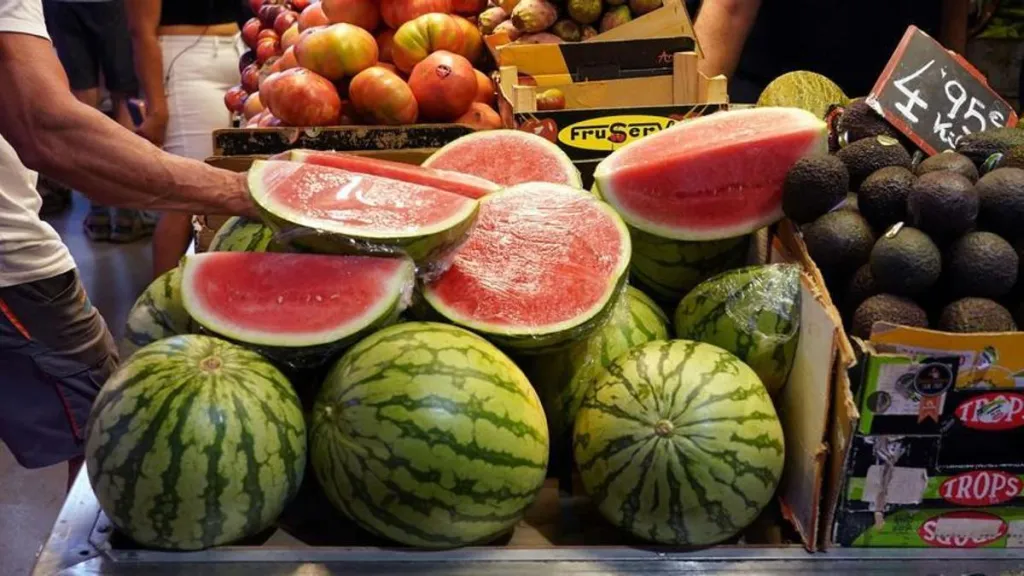 ¿Por qué NO debes comprar fruta cortada en el súper?