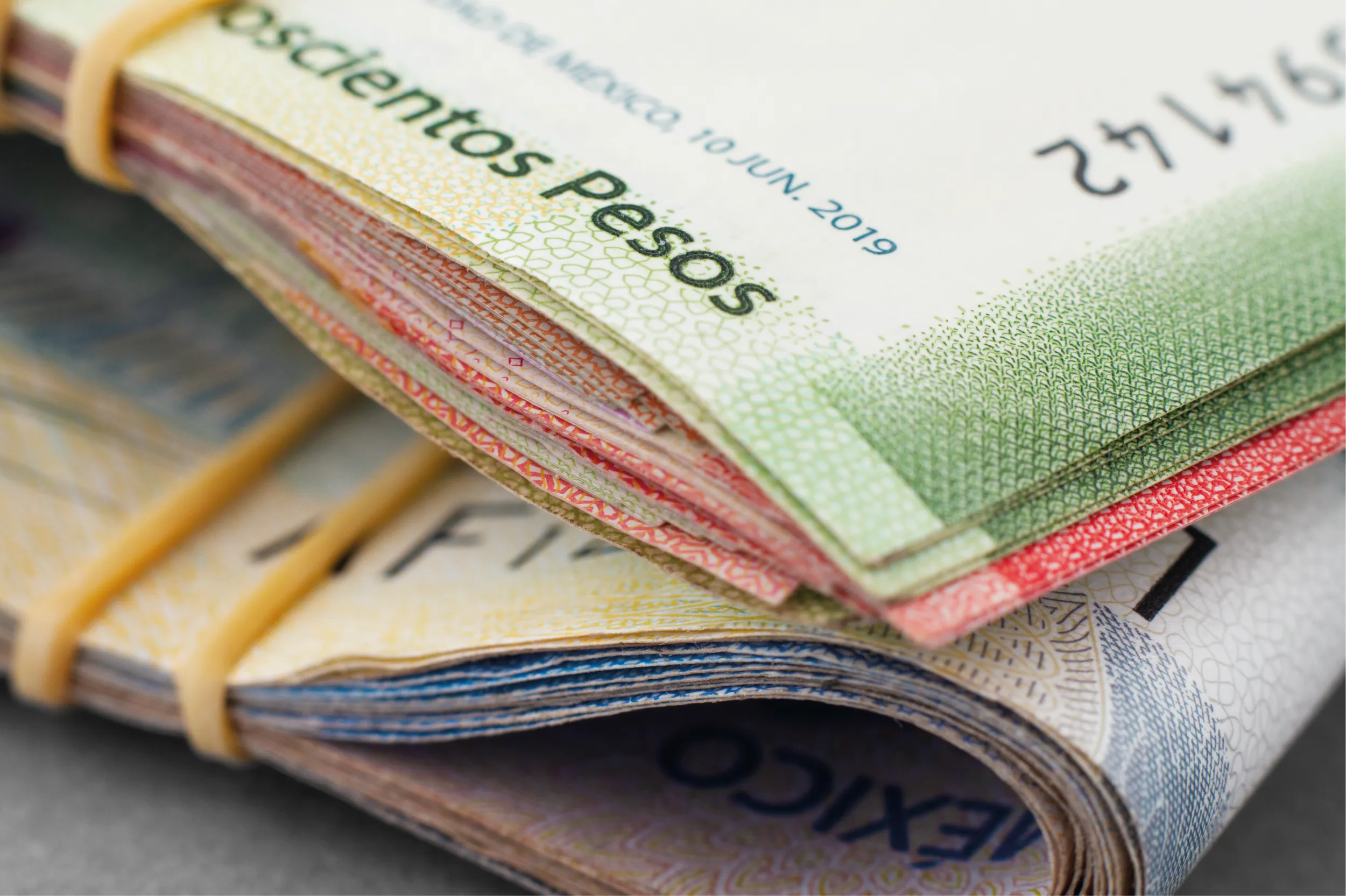 El peso mexicano tiene una caída de más del 1 %, superando los 19 pesos por dólar tras nuevos ataques entre Israel e Irán.