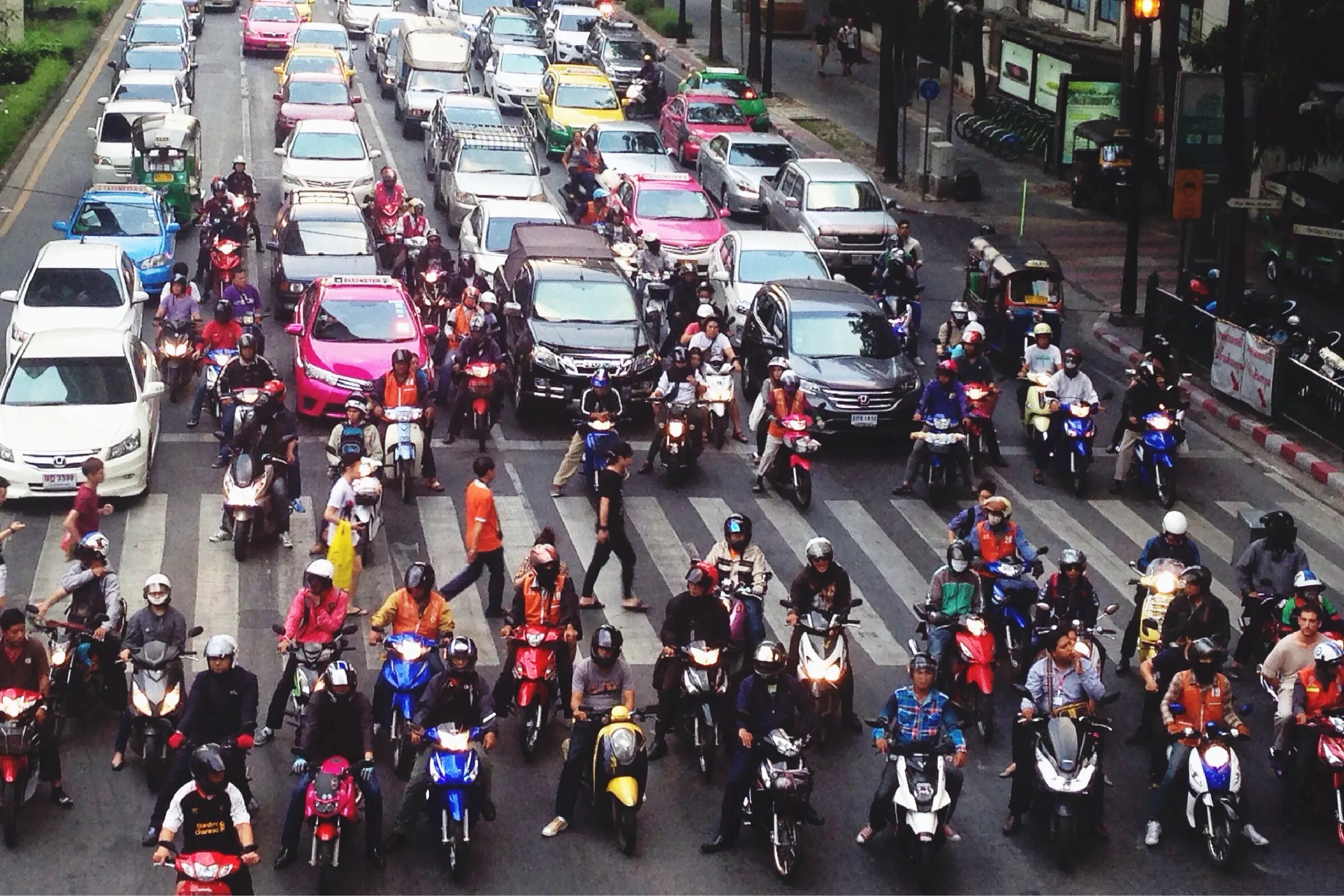 Motociclistas circulan entre autos en una vialidad principal de la Ciudad de México; el crecimiento acelerado del uso de motos plantea nuevos desafíos en seguridad vial.